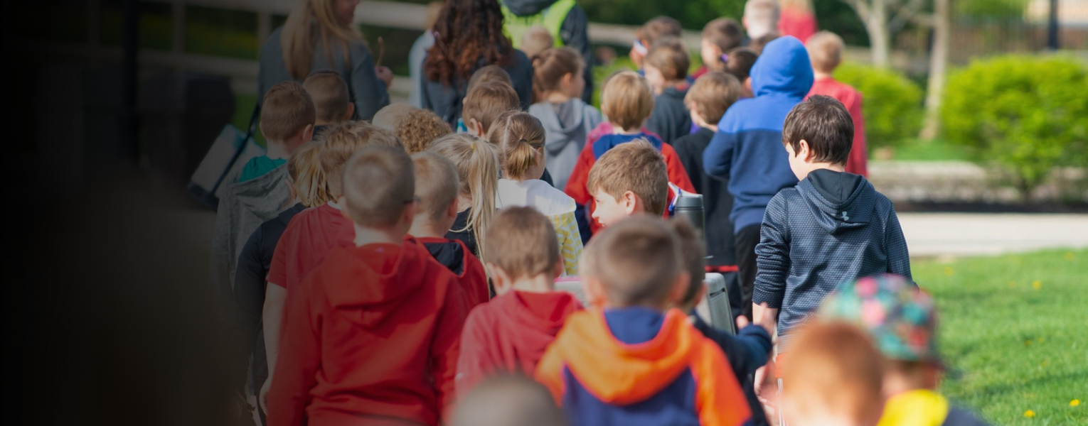 children on field trip to Zoo