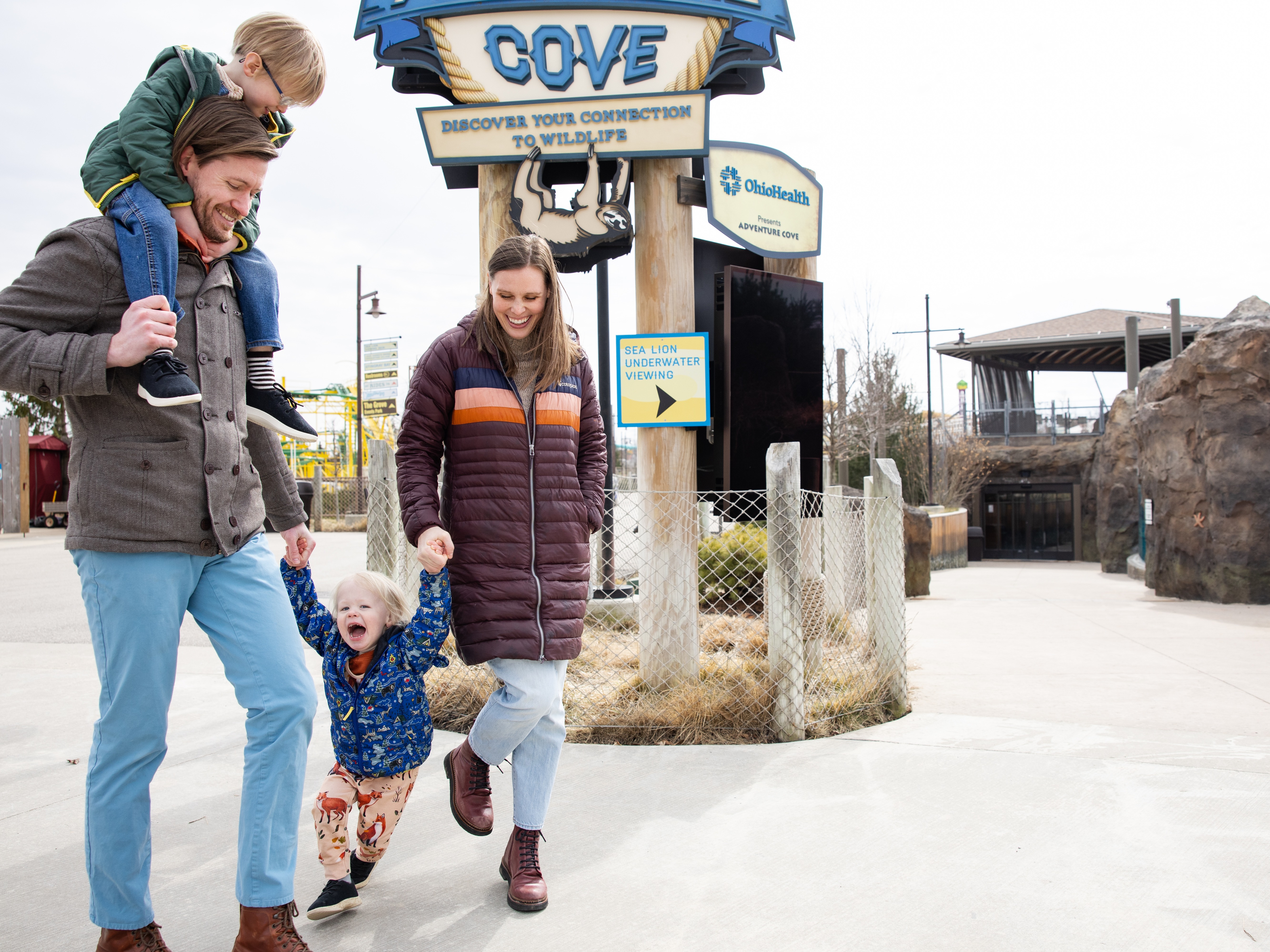 family walking through Columbus Zoo