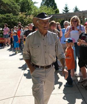 Jack Hanna at the Columbus Zoo with line of guests behind him