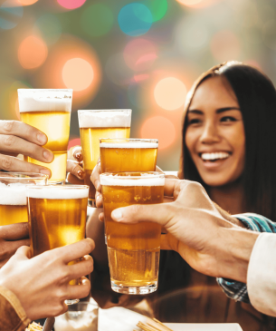guests clinking beer glasses