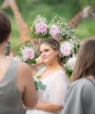 bridal party with giraffes