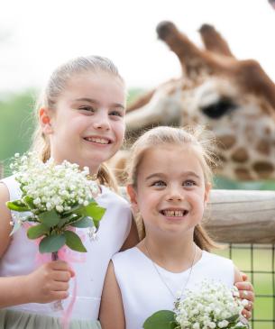 flower girls with giraffe