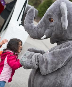 children greeting mascot