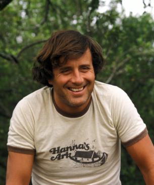 Jack Hanna wearing a Hanna's Ark tan shirt