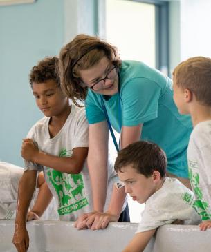 teen volunteer