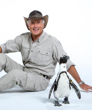 Jack Hanna posing with penguin